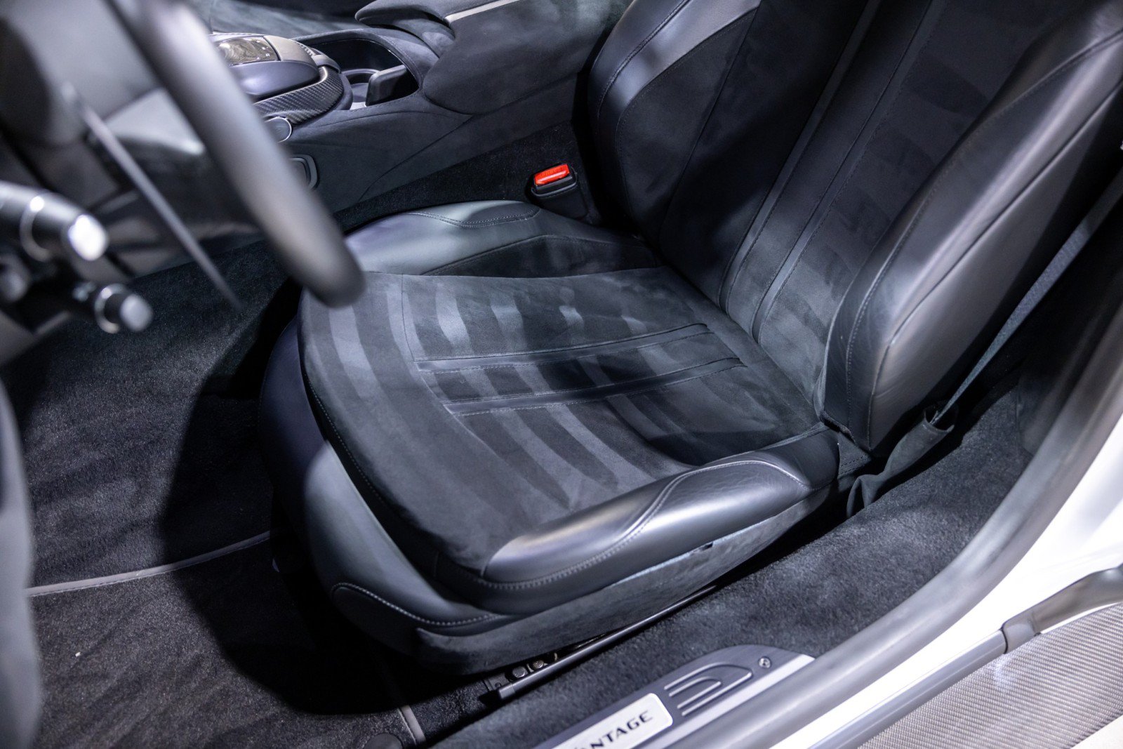 Used 2019 Aston Martin V8 Vantage Coupe RWD image 43