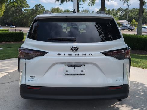 Certified 2026 Toyota Sienna XLE FWD image 9