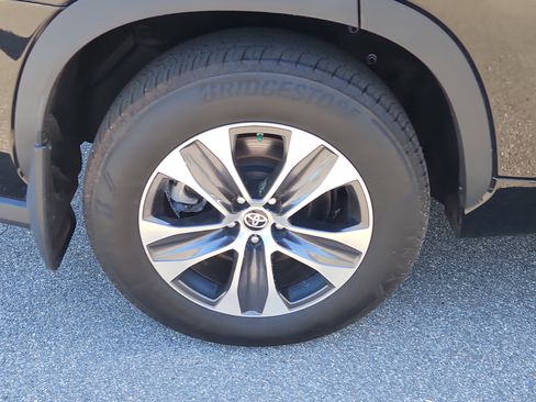Used 2022 Toyota Highlander XLE AWD/4WD image 4