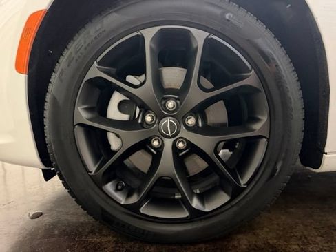 Used 2025 Chrysler Pacifica Limited AWD/4WD image 10