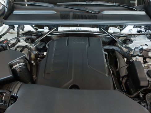 Certified 2025 Audi Q5 Prestige image 3