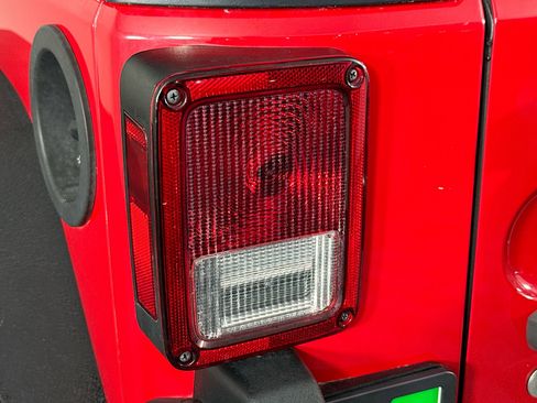 Used 2018 Jeep Wrangler Unlimited Sport w/ Connectivity Group image 33