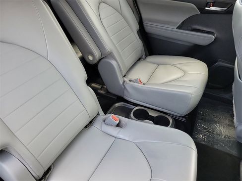 Used 2022 Toyota Highlander XLE image 25