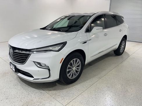 Used 2022 Buick Enclave Essence image 8