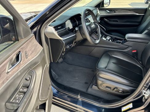 Used 2023 Jeep Grand Cherokee L Limited w/ Black Appearance Package AWD/4WD image 20