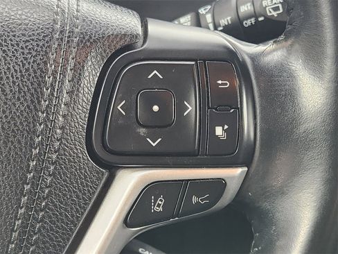 Used 2017 Toyota Highlander SE image 28