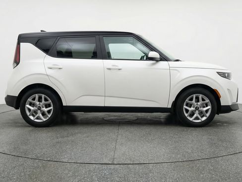 Used 2025 Kia Soul LX image 11