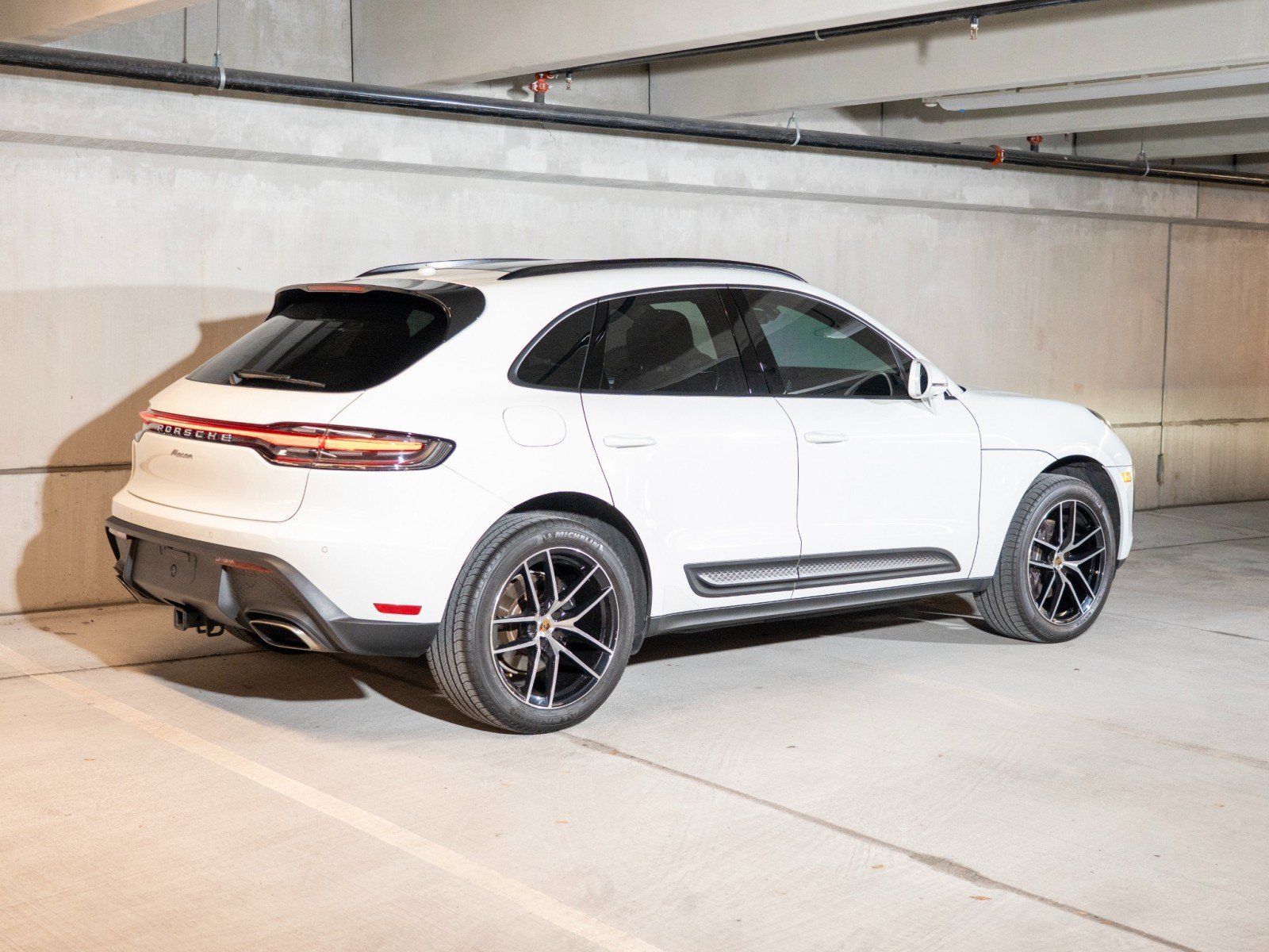 Certified 2025 Porsche Macan AWD/4WD image 3