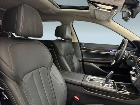 Used 2021 BMW 740i image 33