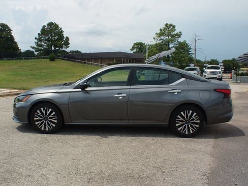 Used 2024 Nissan Altima 2.5 SV FWD image 12