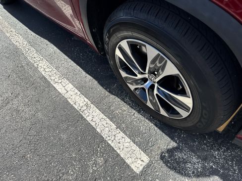 Used 2023 Toyota Highlander XLE image 4