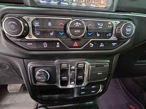 Used 2022 Jeep Wrangler Unlimited Sahara w/ Cold Weather Group AWD/4WD image 24