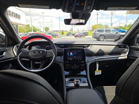 New 2025 Jeep Grand Cherokee Altitude image 21