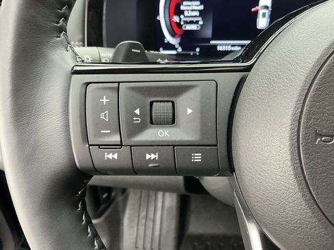 Used 2024 Nissan Pathfinder Platinum image 9