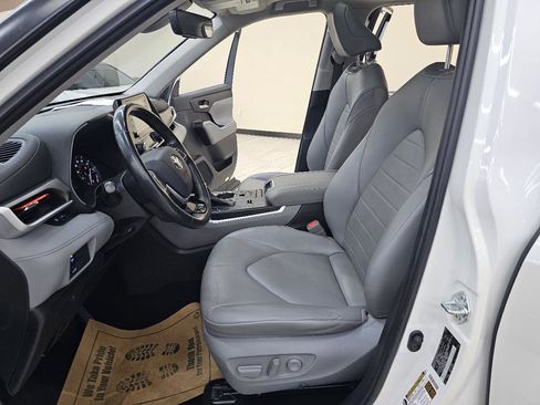 Used 2021 Toyota Highlander XLE FWD image 17
