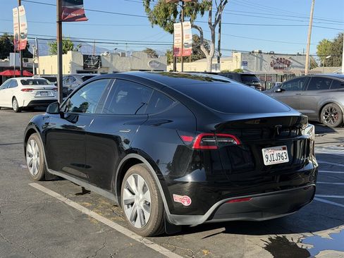 Used 2023 Tesla Model Y Long Range AWD/4WD image 5