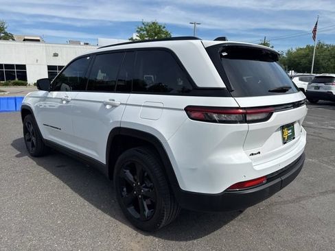 Used 2023 Jeep Grand Cherokee Limited w/ Luxury Tech Group II AWD/4WD image 17