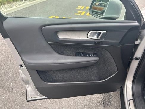 Certified 2025 Volvo XC40 B5 Plus AWD/4WD image 18