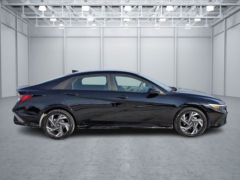 Certified 2025 Hyundai Elantra Sport image 7