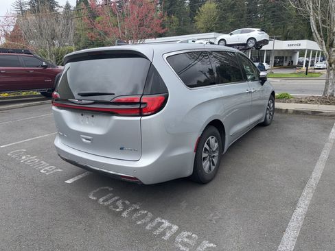 Used 2023 Chrysler Pacifica Limited image 8