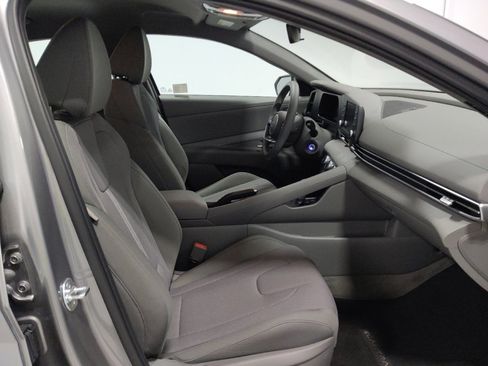 Used 2025 Hyundai Elantra SE w/ Cargo Package image 21