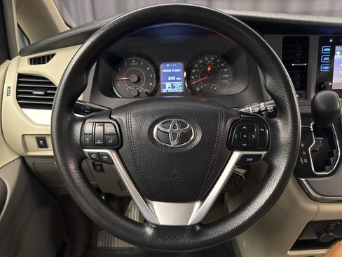Used 2016 Toyota Sienna LE FWD image 11