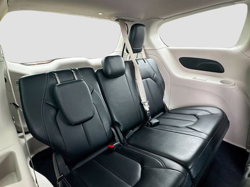 Used 2024 Chrysler Pacifica Touring-L FWD image 29