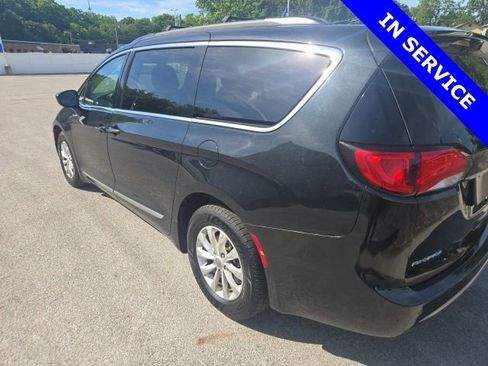 Used 2017 Chrysler Pacifica Touring-L FWD image 9
