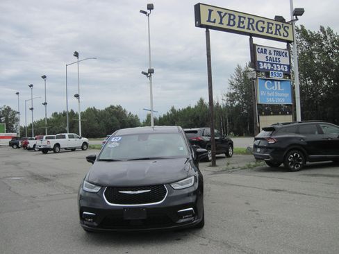Used 2024 Chrysler Pacifica Touring-L FWD image 1