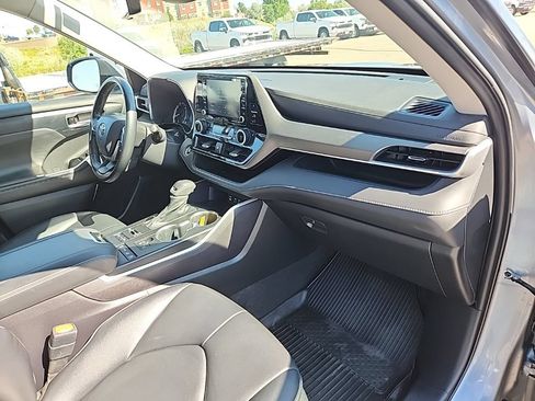 Used 2022 Toyota Highlander XLE AWD/4WD image 49