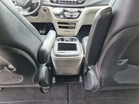 Used 2022 Chrysler Pacifica Touring-L FWD image 30