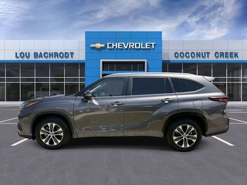 Used 2024 Toyota Highlander XLE FWD image 5