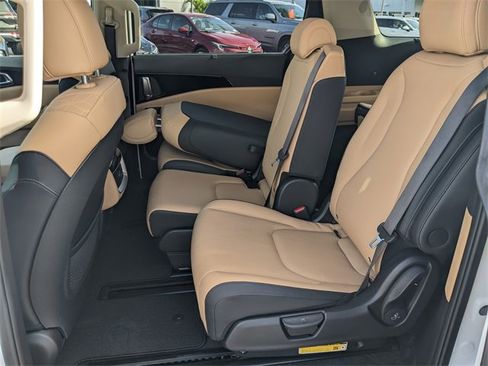 Used 2024 Kia Carnival EX image 12
