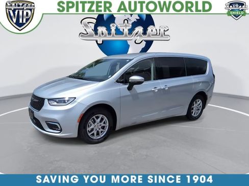 Used 2023 Chrysler Pacifica Touring-L FWD image 4