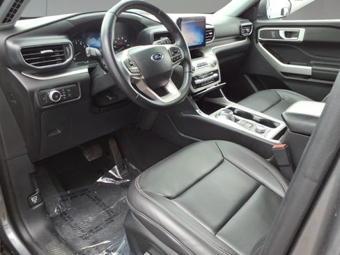 Used 2022 Ford Explorer XLT w/ Equipment Group 202A AWD/4WD image 8