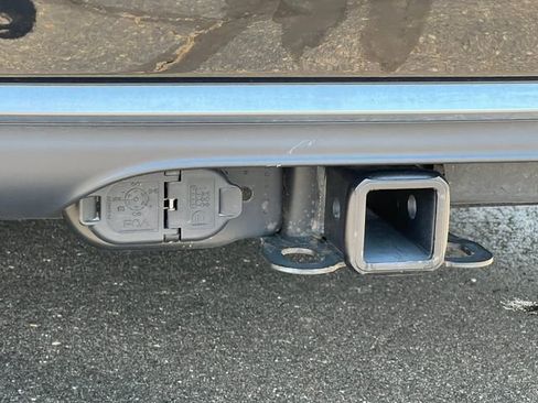 Used 2025 Chrysler Pacifica Pinnacle w/ Trailer Tow Group AWD/4WD image 13