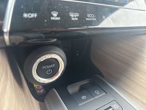 Used 2024 Toyota Venza Limited image 15