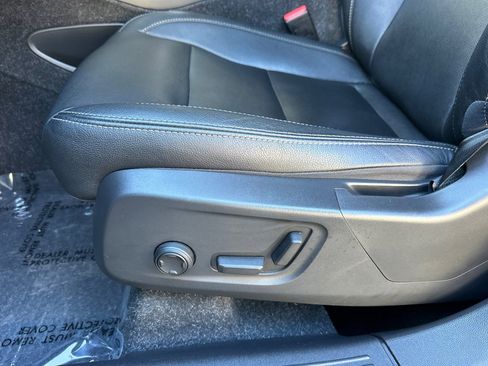 Used 2021 Volvo XC40 T5 Momentum w/ Premium Package image 13