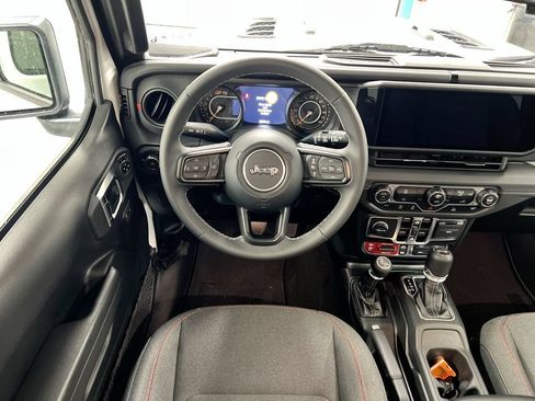 Used 2025 Jeep Wrangler Unlimited Rubicon AWD/4WD image 6
