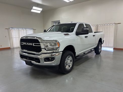 Used 2024 RAM 2500 Tradesman w/ Chrome Appearance Group AWD/4WD image 4