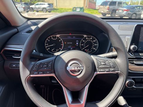 Used 2025 Nissan Altima 2.5 SV image 32