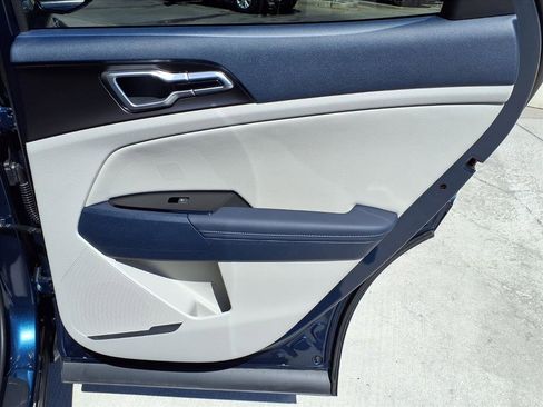 Used 2025 Kia Sportage EX image 11