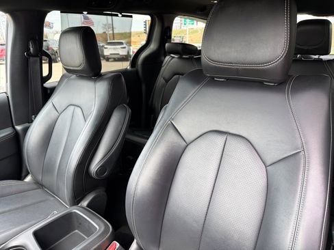 Used 2025 Chrysler Pacifica Select image 20