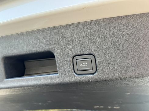 Used 2025 Chevrolet Traverse LT image 9