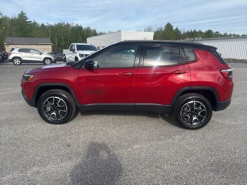 Used 2025 Jeep Compass Trailhawk AWD/4WD image 3