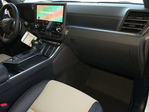 Used 2025 Lexus GX 550 image 11