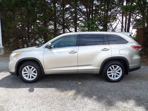 Used 2016 Toyota Highlander LE AWD/4WD image 2
