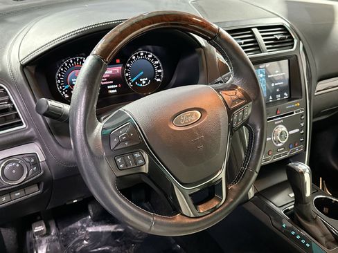 Used 2017 Ford Explorer Platinum image 19