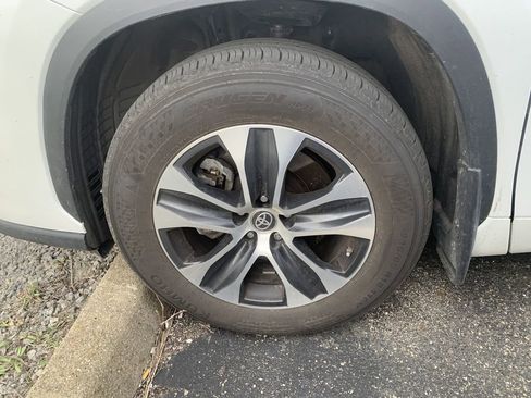 Used 2023 Toyota Highlander XLE AWD/4WD image 7