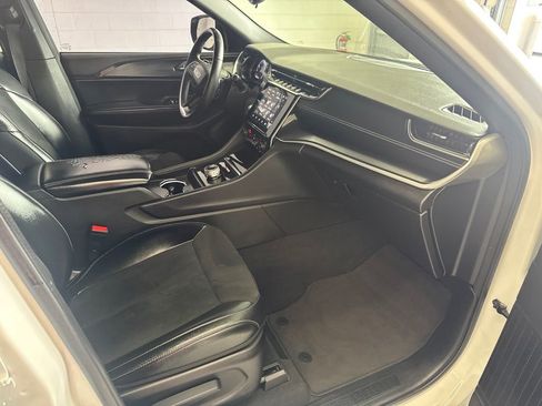 Used 2024 Jeep Grand Cherokee L Altitude AWD/4WD image 9